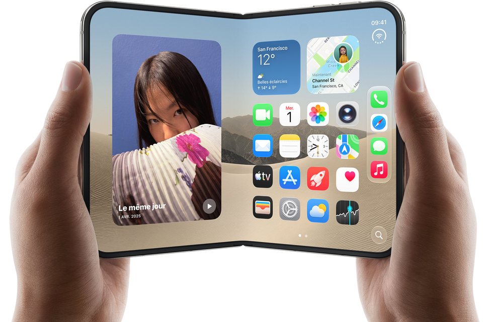 L’iPhone Duo déplié, tenu à deux mains