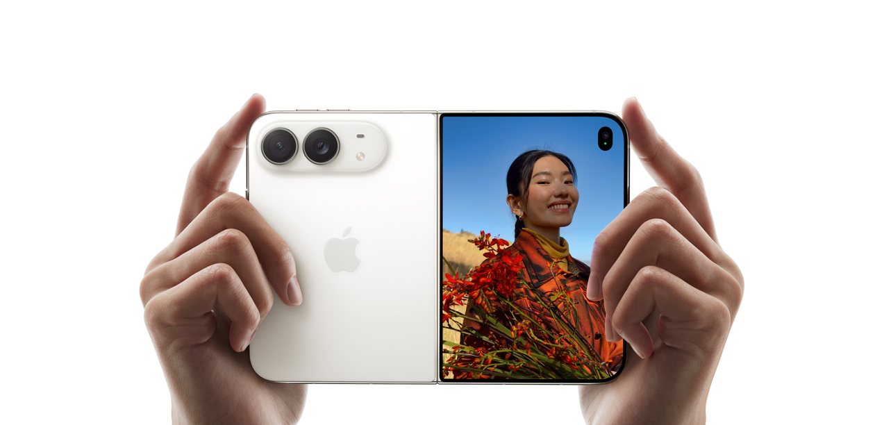 iPhone Duo Blanc stellaire tenu à deux mains pour prendre une photo