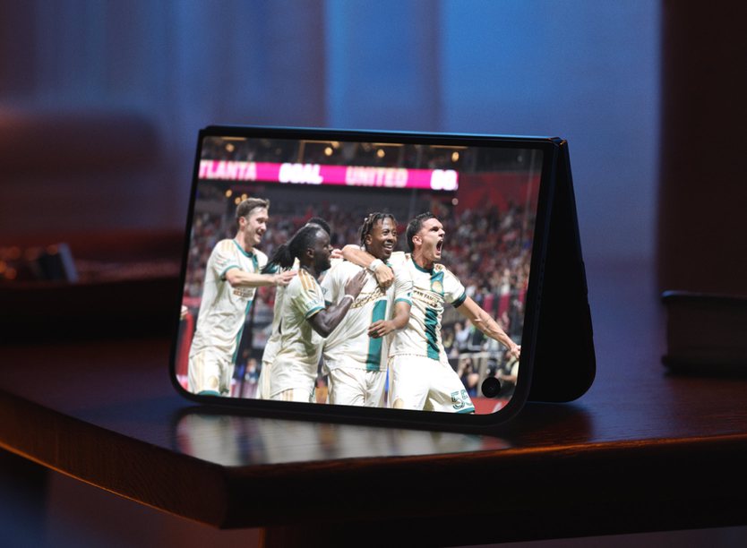iPhone Duo posé en mode tente diffusant un match de football